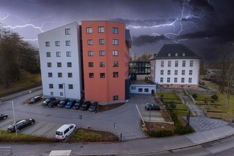 „Wir haben ein Gerechtigkeitsproblem“ – Kreistag im Erzgebirge bleibt bei Blockade von 15 Millionen Euro - Die finanzielle Schieflage des Erzgebirgskreises wird sich zuspitzen, prognostiziert die Verwaltung. Stand jetzt würde es laut Beigeordnetem Andreas Stark zehn Jahre dauern, um wieder in sicheres Fahrwasser zu gelangen.
