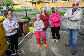 "Wir haben es satt!": Immer mehr Chemnitzer Mieter sauer über Abfallsünder - Verärgerte Anwohner der Mühlenstraße am Rande des Chemnitzer Stadtzentrums: Jutta Roscher, Edith Siegl, Brigitte Pelzer, Beate Wrobel und Tilo Knorre wollen die Zustände am Standort der Abfallbehälter vor ihren Häusern nicht mehr hinnehmen. 