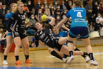"Wir haben es selbst in der Hand" - Diana Dögg-Magnusdottir (am Ball) hat beim 28:35 gegen Buxtehude fünf Tore erzielt und etliche Siebenmeter herausgeholt. Die nächste schwere Aufgabe wartet am Mittwoch, 19.30 Uhr mit dem Heimspiel gegen den Thüringer HC auf sie und ihre Zwickauer Mitspielerinnen. Zuschauer sind mit 2G-Plus-Regelung zugelassen. 