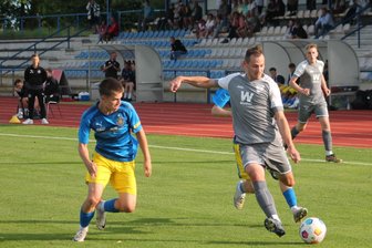 „Wir haben heute wie Männer die Tore gemacht“: Altersunterschied zwischen Reichenbacher FC und U 19 von Lok Leipzig im Testspiel spürbar - Geburtstagskind Maurice Lange (rechts) setzt zur Flanke an. Gegen die A-Junioren von Lok Leipzig erzielte er den ersten Treffer.
