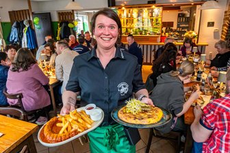 „Wir haben hier unsere Hochzeit gefeiert“: Pobershauer lassen sich Wiedereröffnung von Traditionsgaststätte nicht entgehen - Agnieszka Gmur hatte alle Hände voll zu tun – und trotzdem ein Lächeln für jeden Gast.