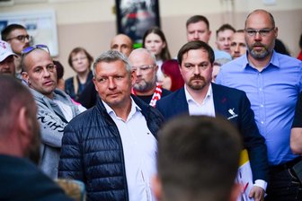 „Wir haben kein gutes Gefühl“: Gesellschafter Ronny Bauer spricht auf dem Markt zu rund 150 Fans der Eispiraten Crimmitschau - Blick in die Gesichter der Eispiraten-Macher: Ronny Bauer und Jörg Buschmann verlassen das Rathaus.