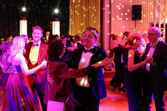 „Wir haben Masken extra aus Italien einfliegen lassen“: Philharmonieball im Erzgebirge entführt nach Venedig - Eine rauschende und geheimnisvolle Ballnacht hat es im kleinen Saal des Kulturhauses Aue gegeben.