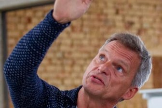 "Wir haben schon drei Krisen kommen und gehen sehen" - Der Plauener Unternehmer Roland Fuhrmann ist Vorstandsmitglied der Kreishandwerkerschaft. Darüber hinaus engagiert er sich zum Beispiel für der Wiederinstallation der "Plauener Spitze"-Leuchtreklame und bei der Restaurierung des denkmalgeschützten Industriepavillons an der Dürerstraße 30 A. Das Foto entstand dort bei einer Ausstellungseröffnung.
