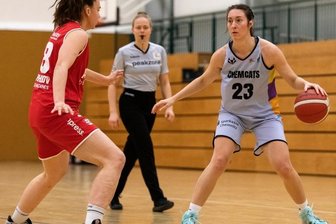 "Wir haben sehr viel richtig gemacht" - Verstärkung auf und neben dem Parkett: Courtney Strait (rechts) ist im Sommer zu den Chemcats gekommen und war sofort Führungsspielerin. Zudem ist die US-Amerikanerin als Trainerin im Verein aktiv. 