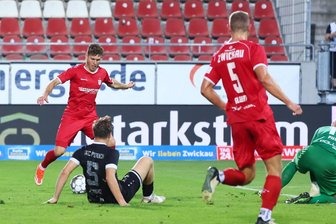 „Wir haben uns durchgebissen“: Die Stimmen zum 3:0-Sieg des FSV Zwickau gegen den VFC Plauen - Die Vorentscheidung am Dienstagabend zwischen Zwickau und Plauen: Jahn Herrmann (links) trifft nach Vorarbeit von Lucas Albert (Nr. 5/rechts) zum 2:0 für den FSV.