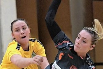 "Wir haben uns von der Hektik anstecken lassen" - Vier Treffer steuerte Lisa Helbig (r.) beim 32:22-Sieg der Schneeberger Sachsenliga-Handballerinnen gegen den SC Markranstädt II bei. 