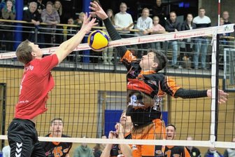 "Wir haben viel zu besprechen" - In dieser Szene kann der Zschopauer Thomas Hanauer den Jenaer Block austricksen. Ansonsten verbuchten die Gäste jedoch weitaus mehr Punkte für sich, sodass der VC letztlich wieder einmal ohne Chance war.