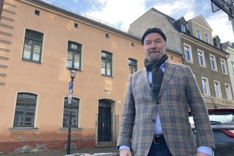 „Wir haben zu viele Gebäude“: Kirchgemeinde im Vogtland verkauft Haus in bester Innenstadt-Lage - Christoph Apitz ist guter Dinge, dass die Kirchgemeinde ihr Haus in der Wallstraße als Bürogebäude verkaufen kann.
