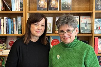 „Wir haben zwei Jahre um Lösungen gekämpft“: Oelsnitzer Buchhandlung schließt am 9. Mai - Buchhändlerin Kathrin Jakob begrüßt am 29. April Besteller-Autorin Kati Naumann (links).