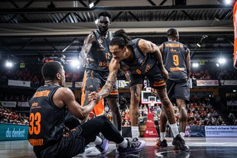„Wir hätten hier gewinnen müssen“: Die Stimmen zur Niederlage der Niners Chemnitz in Vechta - Die Moral stimmte, doch es reichte nicht: Die Basketballer der Niners Chemnitz um Eric Washington, Amadou Sow, Kevin Yebo und John Newman (von links) verloren in Vechta.
