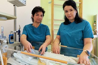 „Wir halten durch“: Warum die Beleghebammen in Zschopau nicht aufgeben - Für Astrid Kräher (links) und Beate Stöckel ist ihre Arbeit eine Herzensangelegenheit.