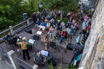 „Wir hatten viele Nachfragen“: So geht es mit den After-Work-Partys im Plauener Malzhaus weiter - An lauen Sommerabenden kann man bei freiem Eintritt besonders gut im Malzhaus-Biergarten sitzen und Kultur genießen.