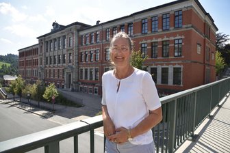 „Wir heizen nur die Umwelt“: Was Markneukirchen fürs Gebäude des Gymnasiums plant - Schulleiterin Simone Lochmann kann sich darauf verlassen, dass die Stadt Markneukirchen weiter ins Gebäude investiert.