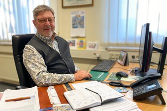 „Wir hoffen immer noch auf einen Hausarzt“: Königshain-Wiederau kämpft um ärztliche Versorgung und Infrastruktur - Johannes Voigt ist Bürgermeister der Gemeinde Königshain-Wiederau. Diese investiert in diesem Jahr in Bauhof und Trauerhalle.