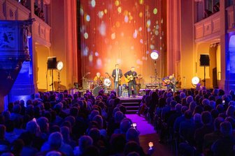 „Wir holen unsere Jugend zurück!“: 500 Fans feiern Simon & Garfunkel Revival in Freiberg - The Simon & Garfunkel Revival Band hat am Freitagabend die ausverkaufte Nikolaikirche in Freiberg gerockt.