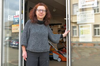 „Wir können das nicht mehr auffangen“: DHL-Paketshop in Freiberg schließt - Die Firma Mechanik Busch in Freiberg, hier Inhaberin Monika Busch, schließt ihren DHL-Paketshop.
