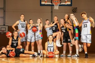 "Wir können die Abgänge nur als Mannschaft ersetzen" - Auch so kann ein Mannschaftsfoto aussehen: Die Chemcats verbreiten gute Laune. Hintere Reihe von links: Tereza Hebisch, Lea Steinbrück, Leann Rebentisch, Lilly Küppers, Emilia Dannebauer, Leni Beier, Chiara Schmieder, Charlotte Wahren, Myah Taylor. Vorn von links: Kapitän Jessica Kluge (liegend), Lucile Peroche, Joy Baum. Es fehlt: Leni Knorr. 