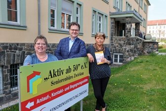 "Wir können nur anregen, auf Fehler oder Defizite hinweisen" - Kathrin Fiebig, Thomas Sünkel und Ingrid Meisel (v. l.) vom frisch gewählten 15-köpfigen Vorstand der Seniorenvertretung Zwickau vor deren Domizil an der Kopernikusstraße.