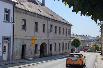 „Wir können uns das nicht mehr leisten“ – Stadt im Erzgebirge will Häuser und Wohnungen loswerden - Die Zwönitzer Straße 2 am Elterleiner Markt: Die Stadt will das Haus verkaufen.