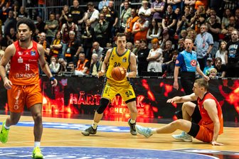 „Wir konnten die Blutung nicht stoppen“: Die Stimmen zum zehnminütigen Offenbarungseid der Niners Chemnitz gegen Alba - Eine Szene mit Symbolcharakter: Jonas Richter rutscht weg, Jacob Gilyard schaut weg vom Ball. Freie Fahrt zum Korb für Alba-Spieler Justin Bean.