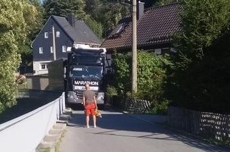 "Wir konnten einst auf der Straße Federball spielen" - Der verwinkelte und schmale Ahnerweg in Burkhardtsdorf: Immer wieder passiert es, dass Laster stecken bleiben. An dieser Stelle wohnt auch Mandy Bachmann.