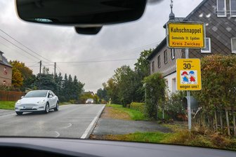 „Wir kriegen das jetzt hin“: Kuhschnappel soll doch noch Tempo 30 bekommen - Bisher können die Anwohner in Kuhschnappel nur um „Freiwillig 30“ bitten – nun soll es zumindest zu bestimmten Zeiten und an bestimmten Abschnitten vorgeschrieben werden.