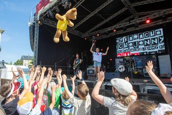 „Wir lassen uns das Feiern nicht vermiesen“: Plauen schafft mobile Durchfahrtssperren an - Beim Spitzenfest ging es auf der Altmarktbühne mit Jonny Karacho rund.