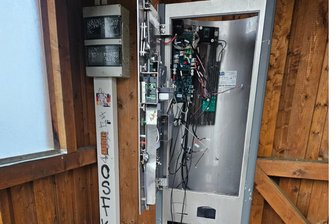 „Wir lassen uns nicht einschüchtern“ – Unbekannte zerstören Parkautomaten am Fichtelberg - Der Parkautomat auf dem Platz an der Skiarena wurde komplett zerstört.
