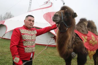 „Wir leben nur vom Publikum“: Wie Zirkus Magic in Falkenau den Alltag meistert - Die Zirkuszelte sind weithin sichtbar an der B 173 zwischen Flöha und Freiberg: Jeffrey Endres mit Kamel Ali vor seinem „Cirkus Magic“ auf dem Platz am Ferienhof in Falkenau.