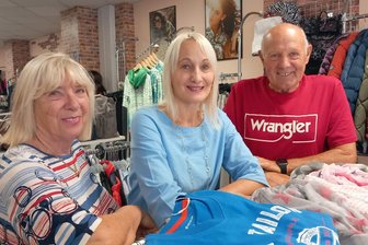 „Wir lieben das, was wir tun“: Wie sich ein Modehaus in Geringswalde seit 35 Jahren treu bleibt - Regine, Annett und James Fröhlich (v. l.) betreiben ihr Modegeschäft in Geringswalde seit 35 Jahren mit Leidenschaft.
