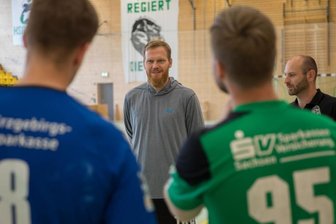 "Wir liegen absolut im Plan" - Positive Zwischenbilanz: Die HSG-Trainer Alexander Matschos (M.) und Uwe Lange haben ihre Schützlinge seit Anfang Juni um sich geschart und bereits die Grundlagen für die neue Saison gelegt. 