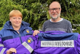 "Wir löschen die innerlichen Brände" - Sindy Poller und Michael Döhler gehören zum Kriseninterventionsteam Aue-Schwarzenberg und freuen sich über die neuen Einsatzjacken. 