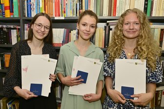 „Wir Mädels waren einfach stärker“: Trio mit 1,0-Traum-Abi in Markneukirchen - Ronja Adler, Nele John und Laurentien Weller (v. l.) haben das Abitur mit 1,0 bestanden.