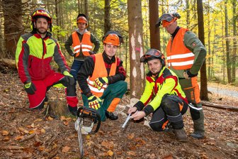 „Wir müssen bekannter werden“: Neue Waldakademie im Erzgebirge startet Kursbetrieb - Kurt Reuther (Mitte) und Matthias Aurich (Zweiter von rechts) beim Kettensägenkurs.