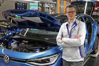 „Wir müssen eine Schippe drauflegen“: Das sagt der VW-Sachsen-Chef zu den Sparplänen im Zwickauer Werk - VW-Sachsen-Chef Danny Auerswald in der Montage: „Wir müssen die Produktivität um 25 Prozent verbessern.“
