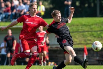 "Wir müssen einfach mal treffen" - Noch ein Versuch: Auch Jonas Arnold (r.) vom TSV Penig blieb gegen den SSV Königshain-Wiederau um Philip Geschwandtner (l.) erfolglos. Den Penigern gelang trotz vieler Gelegenheiten kein Treffer.