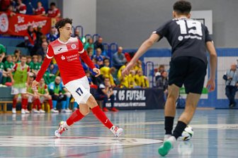„Wir müssen noch viel mehr Intensität reinbringen“: HOT 05 Futsal braucht im Play-off-Halbfinale gegen Jahn Regensburg einen Heimsieg - Kim Herterich (links) erzielte für HOT 05 in der Hauptrunde elf Treffer.