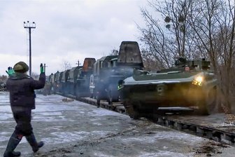 "Wir müssen Russland entgegenkommen": Wie der Ukraine-Konflikt entschärft werden könnte - Die Lage ist gefährlich, warnt der Politikwissenschaftler Johannes Varwick. Derweil treffen russische Truppen auf einem Verladebahnhof in Belarus zu einem Manöver ein.