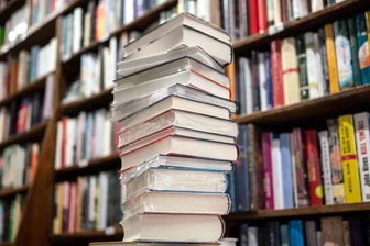 „Wir müssen sehen, dass wir mehr Einnahmen generieren“: Gebühren in der Glauchauer Bibliothek steigen - In der Bibliothek gibt es neben Büchern auch Veranstaltungen.