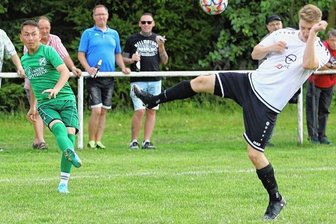 "Wir müssen von Anfang an hellwach sein" - Auch Ali Muradi (l.) und der BSV Eintracht Zschopautal, hier im Ligaspiel gegen Alexander Pilz vom ESV Zschorlau, sind im Sechzehntelfinale des Erzgebirgspokals gefordert.