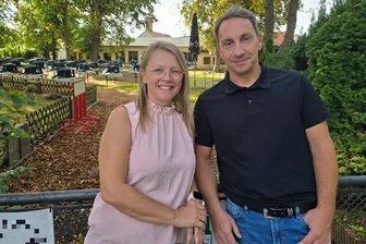 „Wir mussten nicht eine Nacht darüber schlafen“: Paar aus Blankenhain rettet Kult-Gaststätte in Westsachsen - Jeanette Staps und Sascha Winkler haben die „Dänkritzer Schmiede“ gekauft.