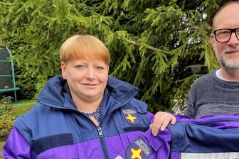"Wir Notfallseelsorger löschen die innerlichen Brände" - Sindy Poller und Michael Döhler gehören zum Kriseninterventionsteam Aue-Schwarzenberg und freuen sich über die neuen Einsatzjacken. 
