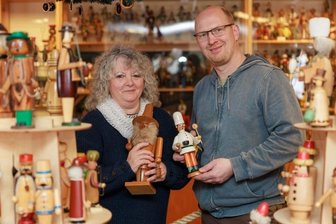 Wir öffnen wieder - Mitarbeiterin Eva Maria Lenk und Inhaber Claudio Lenk haben die Figuren schon mal ins rechte Licht gerückt.