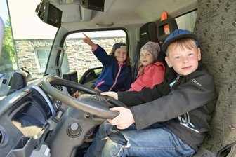 „Wir passen auf die Erde auf“ - Warum Sachsens Kultusministerium eine Stollberger Kita auszeichnet - Kinder der Kita „Sonnenkäfer“ in Stollberg erhielten Besuch von einem echten Müllauto und durften hinter dem Steuer Platz nehmen.