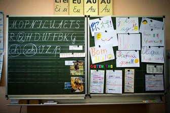 „Wir produzieren eine Generation Bildungsverlierer“: Weisung aus dem Kultusministerium sorgt bei Lehrern für Protest - Schüler aus DaZ-Klassen – die Abkürzung steht für Deutsch als Zweitsprache – sollen künftig nach zwei Jahren komplett in regulären Unterricht wechseln. Das sorgt für Streit.