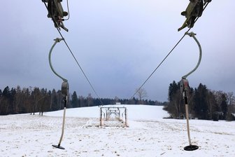 „Wir scharren schon mit den Hufen“: Sportverein rettet Skilift im Erzgebirge - Das ehrenamtliche Skilift-Team in Markersbach hat auch die Gehänge bereits angebracht.