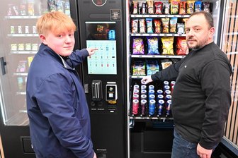 „Wir schauen genau, was im Trend liegt“: Vater und Sohn öffnen neuen 24-Stunden-Laden im Erzgebirge - Einkaufen am Automaten: Egon Blume (l.) und sein Vater André Gropp haben den neuen „E24-Shop“ in Schneeberg eröffnet.