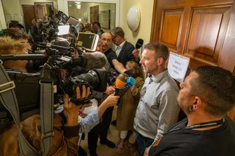 „Wir sind alle erleichtert“: CDU-Kandidat gewinnt OB-Wahl in Aue-Bad Schlema – Erste Reaktionen - Plötzlich stand Marcus Hoffmann (r.) im Mittelpunkt des Interesses: Nach Bekanntgabe des Wahlergebnisses befragten zahlreiche Medienvertreter den CDU-Kandidaten.