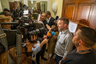 „Wir sind alle erleichtert“: CDU-Kandidat gewinnt OB-Wahl in Aue-Bad Schlema – Erste Reaktionen - Plötzlich stand Marcus Hoffmann (r.) im Mittelpunkt des Interesses: Nach Bekanntgabe des Wahlergebnisses befragten zahlreiche Medienvertreter den CDU-Kandidaten.